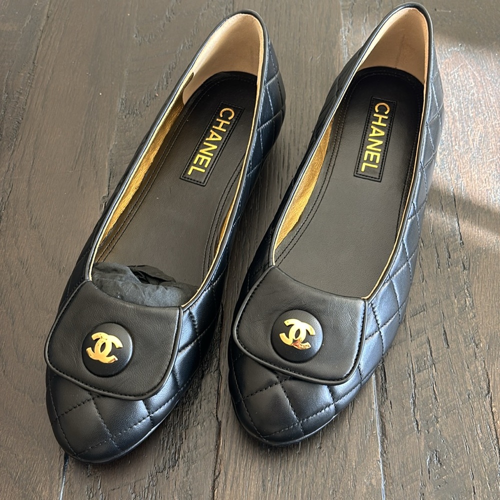 Brand new in box Chanel  CC Button Ballerina Flats Quilted Leather